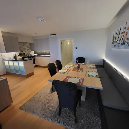 Spacious With Large Terrace & Parking In * Οστένδη
